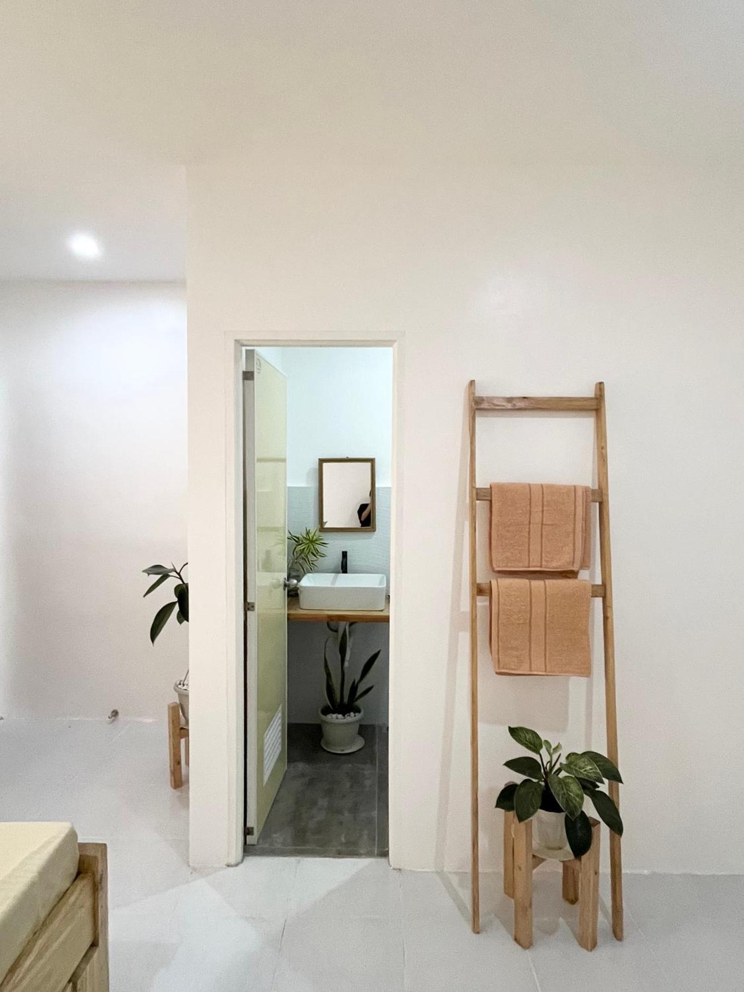 Sunnydale Apartelle -Room Accommodation Near Calatagan Beach Resorts Batangas Bagian luar foto